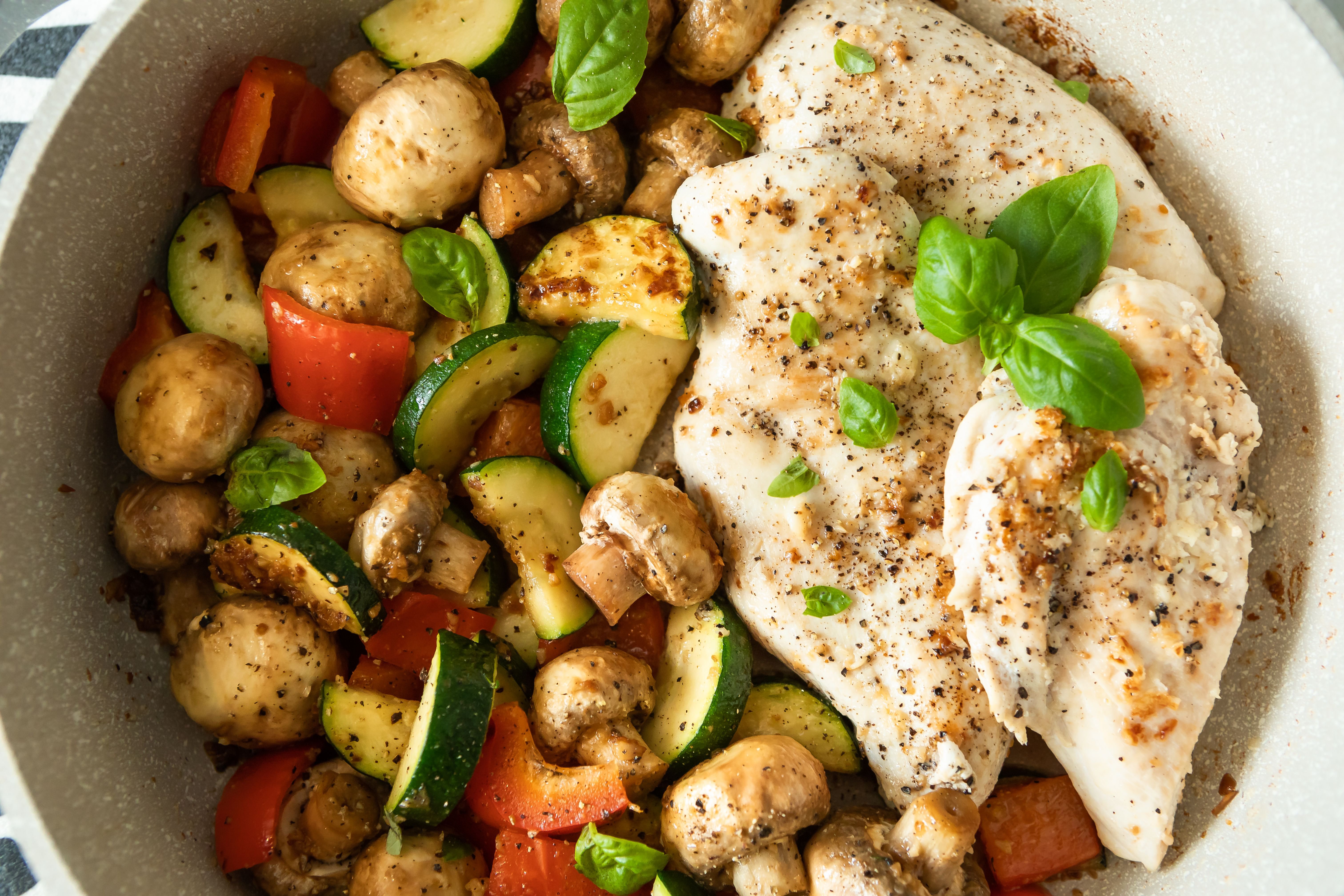 Jumpstart Healthy Lifestyle With This Low Carb Basil Chicken Veggies